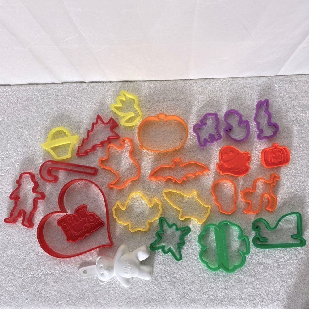 5/$35 Colorful Cookie Cutter Lot 23pcs